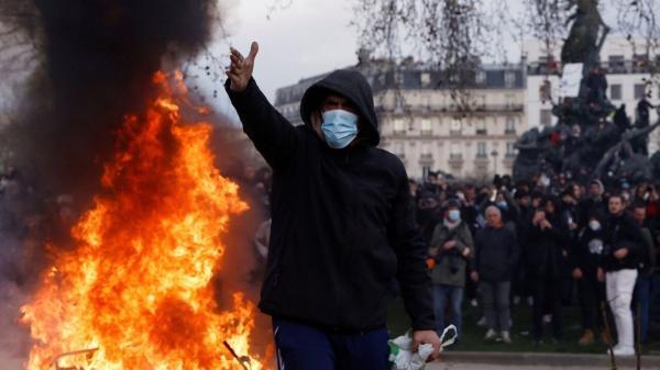 ببینید ، حمله معترضان خشمگین فرانسه به منزل شهردار پاریس ، خودروی شهردار را آتش زدند